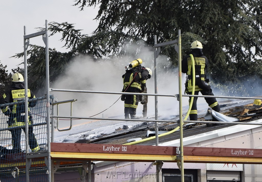 Dachstuhlbrand Koeln Poll Geislarerstr P423.JPG - Miklos Laubert